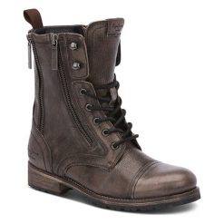 Skórzane kozaki w kolorze brązowym. Brązowe buty zimowe damskie marki Pepe Jeans, ze skóry, na płaskiej podeszwie. W wyprzedaży za 319,95 zł.