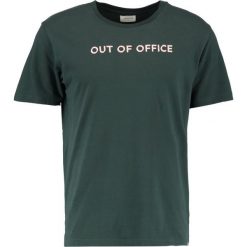 Wood Wood OUT OF OFFICE Tshirt z nadrukiem dark green. Zielone koszulki polo męskie marki Wood Wood, m, z nadrukiem, z bawełny. Za 229,00 zł.