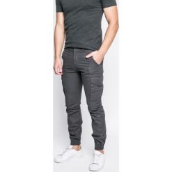 Produkt by Jack & Jones - Spodnie. Szare spodnie męskie PRODUKT by Jack & Jones, na co dzień, bez wzorów, z bawełny, casualowe. W wyprzedaży za 99,90 zł.