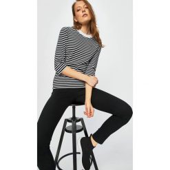 Tommy Jeans - Bluzka. Białe bluzki damskie Tommy Jeans, s, bez wzorów, z bawełny, casualowe, z okrągłym kołnierzem, bez rękawów. W wyprzedaży za 139,90 zł.
