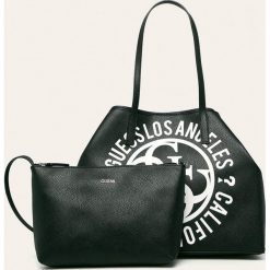 Guess Jeans - Torebka. Czarne listonoszki damskie Guess Jeans, z nadrukiem, z jeansu, na ramię, duże, z nadrukiem, bez dodatków. Za 649,90 zł.