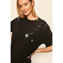 Nike Sportswear - T-shirt. Czarne topy damskie Nike Sportswear, s, z aplikacjami, z bawełny, z okrągłym kołnierzem. Za 129,90 zł.