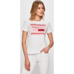 Versace Jeans - Top. Białe bluzki damskie Versace Jeans, s, z nadrukiem, z bawełny, z okrągłym kołnierzem. W wyprzedaży za 299,90 zł.