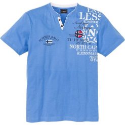 T-shirt z dekoltem henley i nadrukiem bonprix niebieski. Niebieskie koszulki męskie bonprix, s, z nadrukiem, bez kołnierzyka, bez rękawów. Za 64,99 zł.