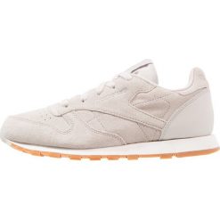 Reebok Classic CLASSIC Tenisówki i Trampki sandstone/chalk. Szare trampki chłopięce marki Reebok Classic, z gumy. W wyprzedaży za 149,25 zł.