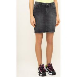 Spódnica jeansowa Tommy Jeans Classic DW0DW07735. Czarne spódniczki damskie Tommy Jeans, bez wzorów, z elastanu. W wyprzedaży za 319,00 zł.