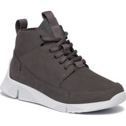 Sneakersy CLARKS - Tri Voyage K 261455527 Dark Grey. Szare trampki chłopięce Clarks, bez wzorów, ze skóry ekologicznej, bez zapięcia. W wyprzedaży za 169,00 zł.