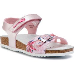 Sandały GEOX - J Adriel G. B J928MB 0NF04 C8008 M Pink/Pink. Różowe sandały dziewczęce Geox, ze skóry ekologicznej, bez zapięcia. W wyprzedaży za 139,00 zł.
