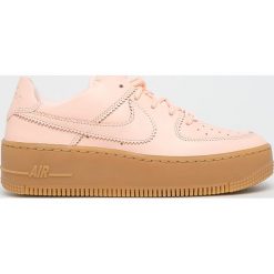 Nike Sportswear - Buty Air Force 1 Sage Low LX. Różowe buty sportowe damskie Nike Sportswear, bez wzorów, ze skóry, sportowe. Za 499,90 zł.