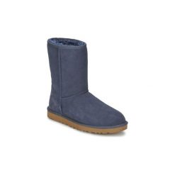 Śniegowce UGG Classic Short. Niebieskie kozaki damskie Ugg, bez obcasa, bez zapięcia. Za 879,48 zł.