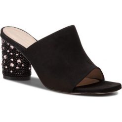 Klapki STUART WEITZMAN - Glitsy XL17439 Black Seda Suede. Czarne klapki damskie Stuart Weitzman, bez wzorów, ze skóry, bez obcasa, na obcasie. W wyprzedaży za 1379,00 zł.