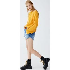 Jeansowe spodenki z przetarciami. Niebieskie szorty damskie Pull&Bear, bez wzorów, z jeansu. Za 62,90 zł.