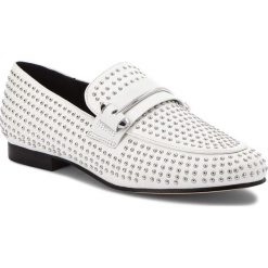 Lordsy STEVE MADDEN - Kast Loafer 91000896-07080-02001 White. Białe półbuty damskie Steve Madden, ze skóry ekologicznej, bez obcasa, na płaskiej podeszwie. W wyprzedaży za 289,00 zł.