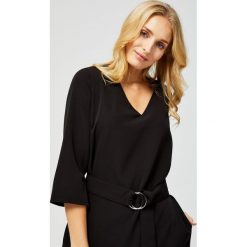 Sukienka z paskiem. Czarne sukienki damskie Moodo, na co dzień, xxl, w paski, z elastanu, eleganckie, z dekoltem w serek, bez rękawów, trapezowe. Za 49,99 zł.