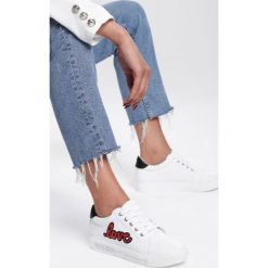 Biało-Czerwone Sneakersy Evening Runner. Białe sneakersy damskie Renee. Za 49,99 zł.