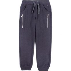 Coccodrillo - Spodnie dziecięce 122-152 cm. Czarne spodnie dziewczęce marki COCCODRILLO, bez wzorów, z elastanu, casualowe. W wyprzedaży za 24,90 zł.