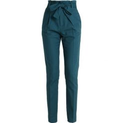 Noa Noa BASIC LONG Spodnie materiałowe reflecting pond. Zielone spodnie damskie marki Noa Noa, bez wzorów, z elastanu. Za 399,00 zł.