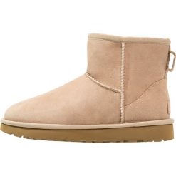 Buty zimowe damskie: UGG CLASSIC MINI II Botki sand