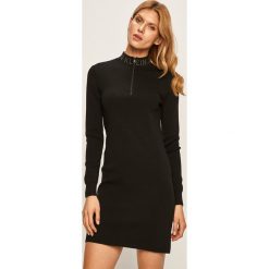 Calvin Klein Jeans - Sukienka. Czerwone sukienki damskie Calvin Klein Jeans, na co dzień, s, bez wzorów, z bawełny, casualowe, bez kołnierzyka, z długim rękawem, długie, mini, proste. W wyprzedaży za 399,90 zł.