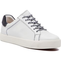 Sneakersy CAPRICE - 9-23203-22 White Nap.Mult 104. Białe półbuty damskie Caprice, na co dzień, bez wzorów, ze skóry, bez obcasa, na płaskiej podeszwie, bez zapięcia. W wyprzedaży za 189,00 zł.