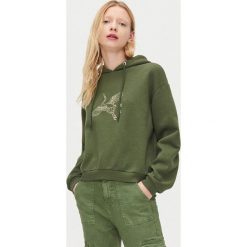 Bluza z napisem - Khaki. Brązowe bluzy damskie Cropp, s, z napisami, bez rękawów, bez kaptura. Za 69,99 zł.