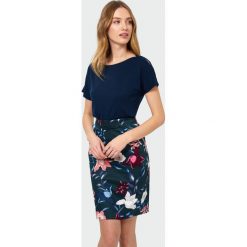 Klasyczny top z lamówką. Bluzki damskie Greenpoint, bez wzorów, z elastanu, klasyczne, z klasycznym kołnierzykiem, bez rękawów. Za 44,99 zł.
