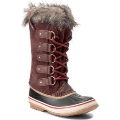 Śniegowce SOREL - Joan Of Arctic NL 2429 Redwood/Red Element 628. Brązowe buty zimowe damskie marki Sorel, z gumy, na niskim obcasie. W wyprzedaży za 429,00 zł.