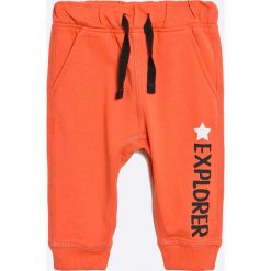 Blu Kids - Spodnie dziecięce 68-98 cm. Czerwone spodnie chłopięce marki Blukids, z bawełny. W wyprzedaży za 19,90 zł.