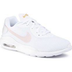 Buty NIKE - Air Max Oketo CD5448 100 White/Barely Rose/Pollen Rise. Białe buty sportowe damskie Nike, bez wzorów, z tworzywa sztucznego, sportowe, nike air max. Za 319,00 zł.