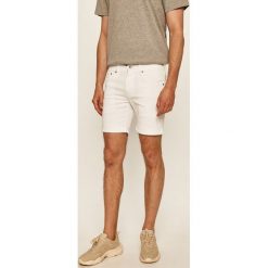 Pepe Jeans - Szorty jeansowe Cane Short Pride. Białe spodenki i szorty męskie Pepe Jeans, bez wzorów, z elastanu, casualowe. W wyprzedaży za 199,90 zł.