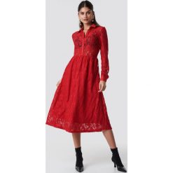 NA-KD Koronkowa sukienka midi - Red. Czerwone sukienki damskie NA-KD, bez wzorów, z koronki, bez kołnierzyka, bez rękawów, długie, midi, w kształcie a. Za 141,95 zł.