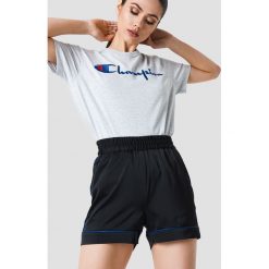 NA-KD Szorty z wysokim stanem - Black. Czarne szorty damskie marki NA-KD, z poliesteru, z podwyższonym stanem. W wyprzedaży za 70,97 zł.