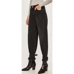 Pinko - Jeansy Maddie. Czarne jeansy damskie Pinko, z podwyższonym stanem. W wyprzedaży za 449,90 zł.
