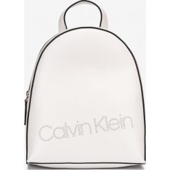 Calvin Klein Plecak Biały. Białe plecaki damskie Calvin Klein, w paski, z materiału. Za 566,95 zł.