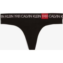 Calvin Klein - Stringi damskie, czarny. Czarne stringi damskie Calvin Klein, l, w paski, z materiału. Za 89,95 zł.