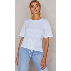 T-shirty damskie: Rut&Circle T-shirt z paskiem na talii – White