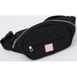 Saszetka nerka w miejskim stylu - Czarny. Czarne nerki damskie Sinsay, bez wzorów, bez dodatków. Za 39,99 zł.