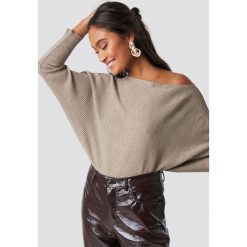 Trendyol Sweter z odkrytymi ramionami - Beige. Brązowe swetry damskie Trendyol, bez wzorów, z dzianiny, bez rękawów, długie, bez kaptura. Za 80,95 zł.