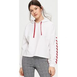 Bluzy damskie: Bluza z wiązaniem na rękawach – Biały