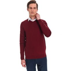 Sweter gładki. Czerwone swetry męskie Top Secret, na wiosnę, xl, bez wzorów, z materiału, eleganckie, z klasycznym kołnierzykiem, bez kaptura. W wyprzedaży za 49,99 zł.