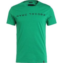 Marc Jacobs Tshirt z nadrukiem green. Zielone koszulki polo męskie marki Marc Jacobs, s, z nadrukiem, z bawełny. W wyprzedaży za 274,50 zł.