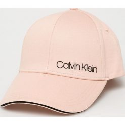 Calvin Klein - Czapka. Białe czapki damskie Calvin Klein, bez wzorów, z bawełny. Za 149,90 zł.