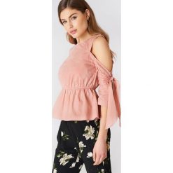 NA-KD Top z ozdobnym wycięciem - Pink. Różowe topy damskie NA-KD, bez wzorów, z bawełny, bez kołnierzyka. W wyprzedaży za 36,58 zł.
