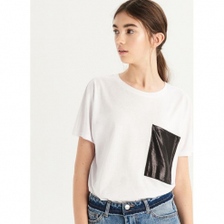 T-shirt z błyszczącą kieszenią - Biały. Białe t-shirty damskie Sinsay, l. Za 24,99 zł.