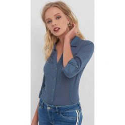 Taliowana koszula z kołnierzykiem. Niebieskie koszule wiązane damskie Orsay, z bawełny, eleganckie, dekolt w kształcie v. Za 69,99 zł.
