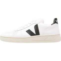 Veja V10 Sneakersy niskie extra white/black. Białe trampki i tenisówki damskie marki Veja, bez wzorów, ze skóry, bez zapięcia. Za 499,00 zł.