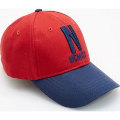 Czapka z daszkiem - Czerwony. Czerwone czapki damskie marki Reserved. Za 49,99 zł.