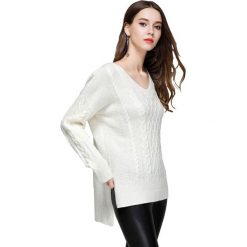 Sweter w kolorze białym. Białe swetry damskie Swetry na chłodne dni, bez wzorów, z dzianiny, z długim rękawem, długie, bez kaptura. W wyprzedaży za 119,95 zł.