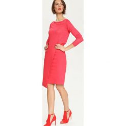 SWETER DŁUGI RĘKAW DAMSKI Z GUZIKIEM. Różowe swetry damskie Top Secret, bez wzorów, z jeansu, eleganckie, z długim rękawem, długie, bez kaptura. W wyprzedaży za 49,99 zł.