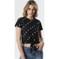 Czarny T-shirt Hairiko. Czarne bluzki damskie Born2be, s, z nadrukiem, z okrągłym kołnierzem. Za 39,99 zł.